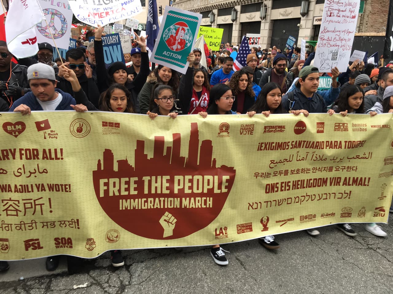 Vanguardia de la marcha que pidió se cancelen los operativos de ICE en Los Ángeles.