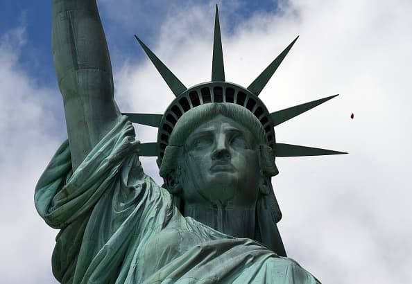 La versión más grande de la Estatua de la Libertad es un regalo de Francia a Estados Unidos. Se montó en 1886 y desde entonces se encuentra en Liberty Island, en el puerto de Nueva York.