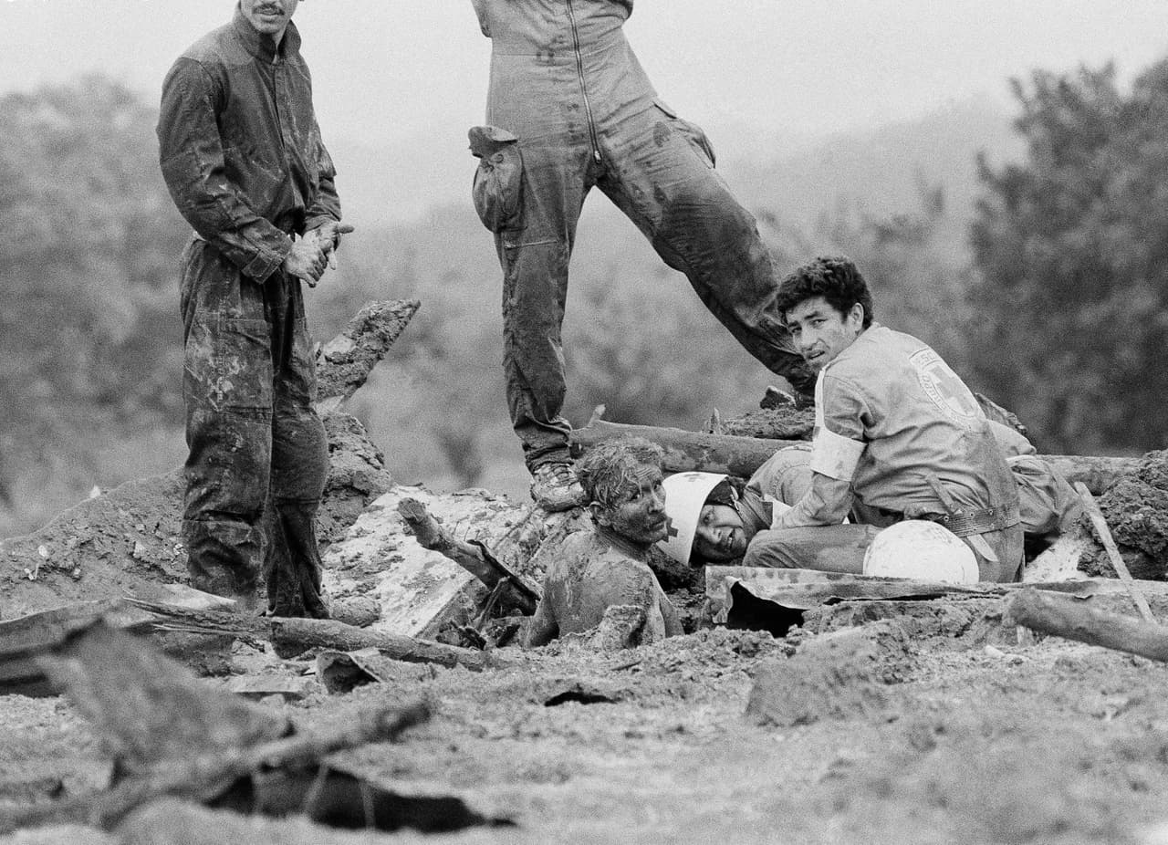 Rescatistas de la Cruz Roja de Colombia asisten a los sobrevivientes de la avalancha de lodo.
<br>
