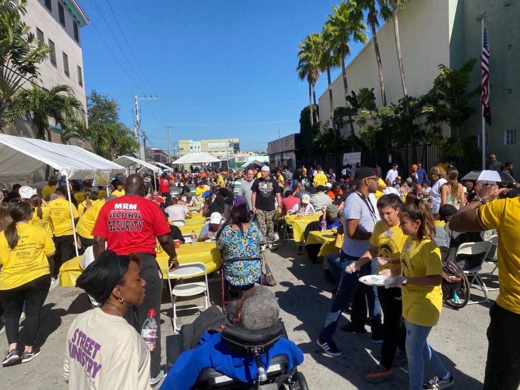 Se distribuyeron más de 6,000 prendas de vestir para todos los hombres y mujeres que lo necesitaban.