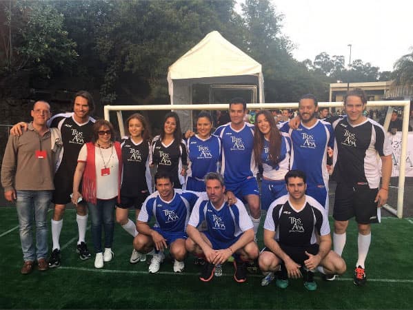 El elenco de "Tres veces Ana" se olvidó por un momentos de sus personajes y las grabaciones de la telenovela para pasar un divertido día en la cancha.