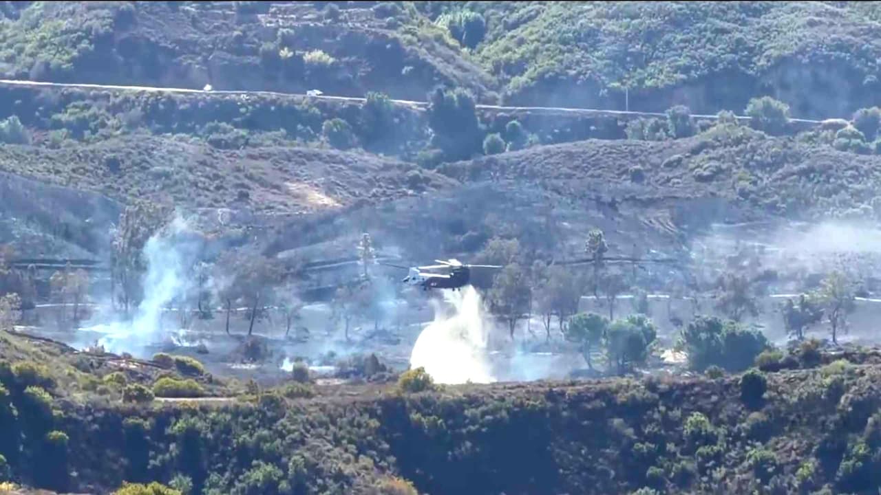 Fuertes vientos de Santa Ana avivan incendio en Malibu