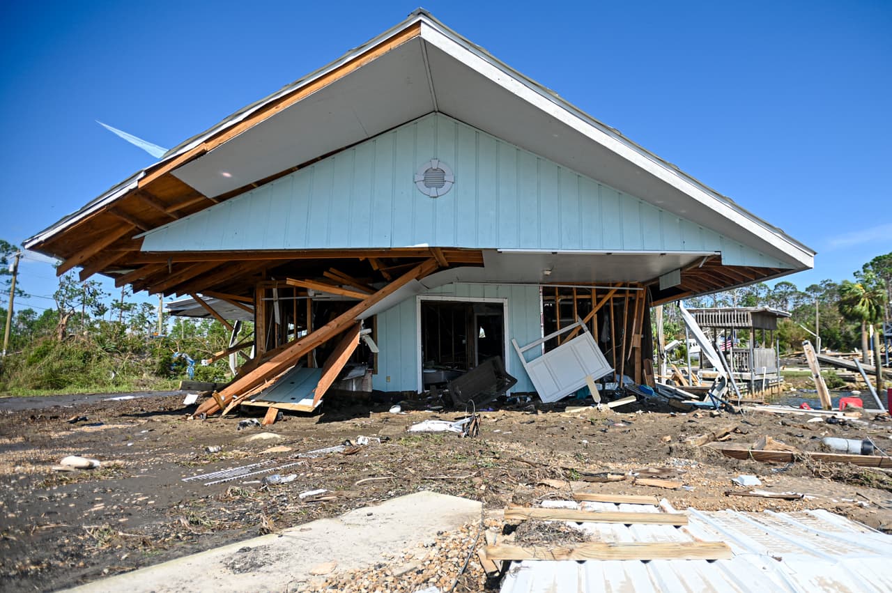 Casas como estas, a punto de caer, son la escena en Keaton Beach, ubicada a unas 70 millas al sur de Tallahassee. La 
<b>reconstrucción de estas zonas de la Florida tomará varios meses</b> han anticipado autoridades, tras recorrer las zonas afectadas.
