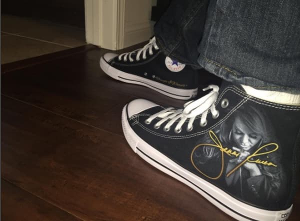 Siempre procura llevar algo de su mamá y de su papá consigo. Durante el pasado año escolar presumió los nuevos tenis con la imagen de la 'Gran Señora'.