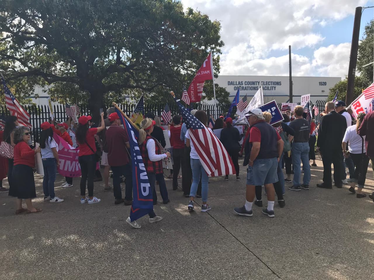 Varias personas se reunieron afuera de la oficina del Departamento de Elecciones del Condado Dallas, para protestar este lunes por la mañana. 
<br>
