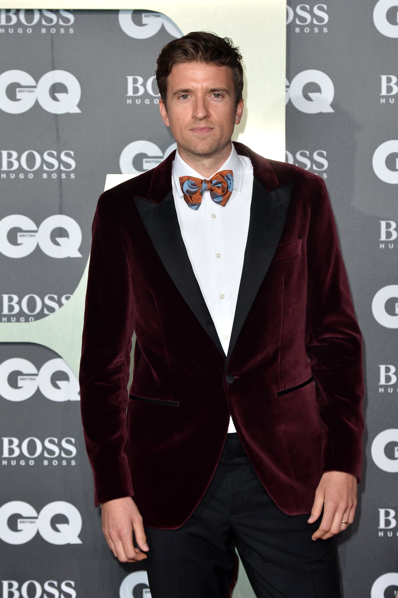 "Est谩bamos en el palacio de Kensington. Est谩bamos a punto de conocer a William y Kate y le dije (a Camila): '
<b><a href="https://www.univision.com/famosos/camila-cabello-dejo-por-un-momento-a-shawn-mendes-para-una-cita-con-el-principe-william-y-kate-middleton-fotos" target="_blank">Debes robar algo</a></b>. Roba algo... roba ese l谩piz'", cont贸 Greg James.
<br>