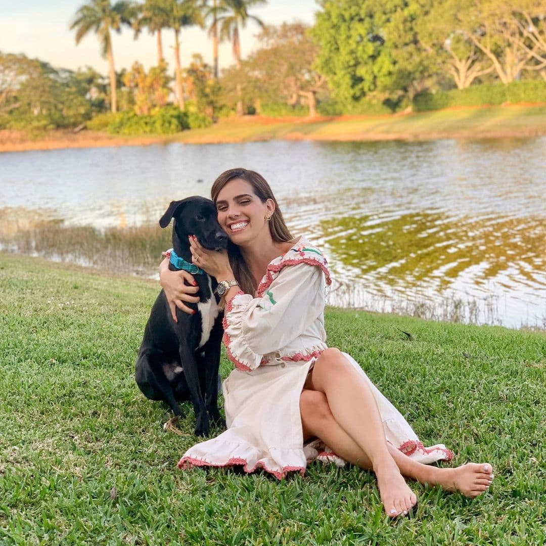 Milo, la mascota de Andrea Chediak, no puede evitar la carita de celos.