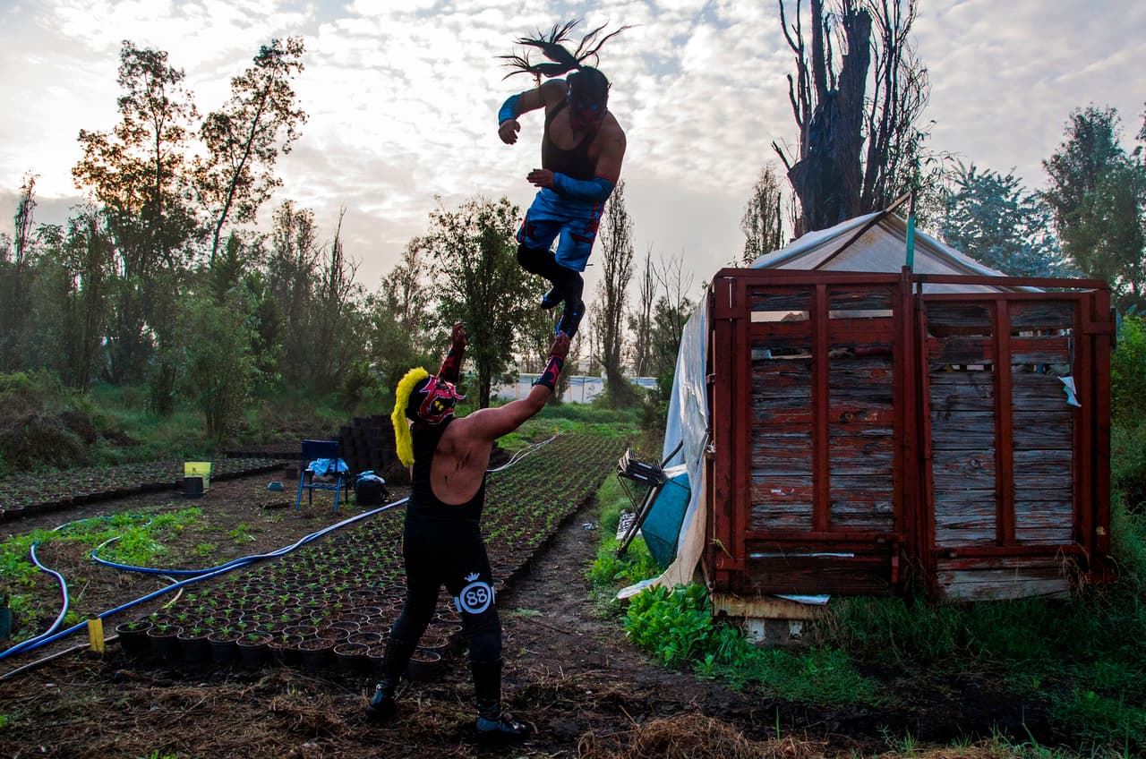 <br>Fieles al estilo que caracteriza a la lucha libre mexicana, los participantes no se guardaron nada de su repertorio
<b> y aprovecharon todos los elementos a su alrededor para cautivar a los espectadores que gozarán de este evento digitial. </b>
<br>