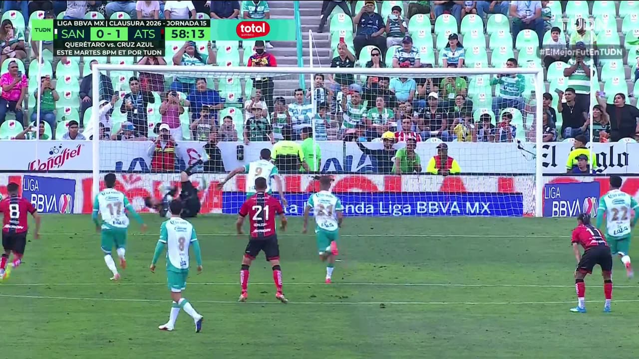 ¡CERCA! Emmanuel Echeverría disparó que se estrella en el poste.