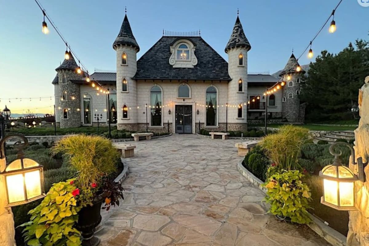 Disfruta una cena romántica en un castillo en Wadley Farms