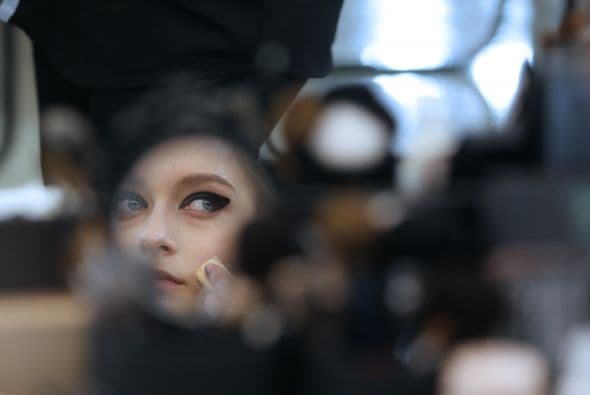 El lugar está lleno de maquillaje, brochas y demás utensilios para arreglar a los modelos.