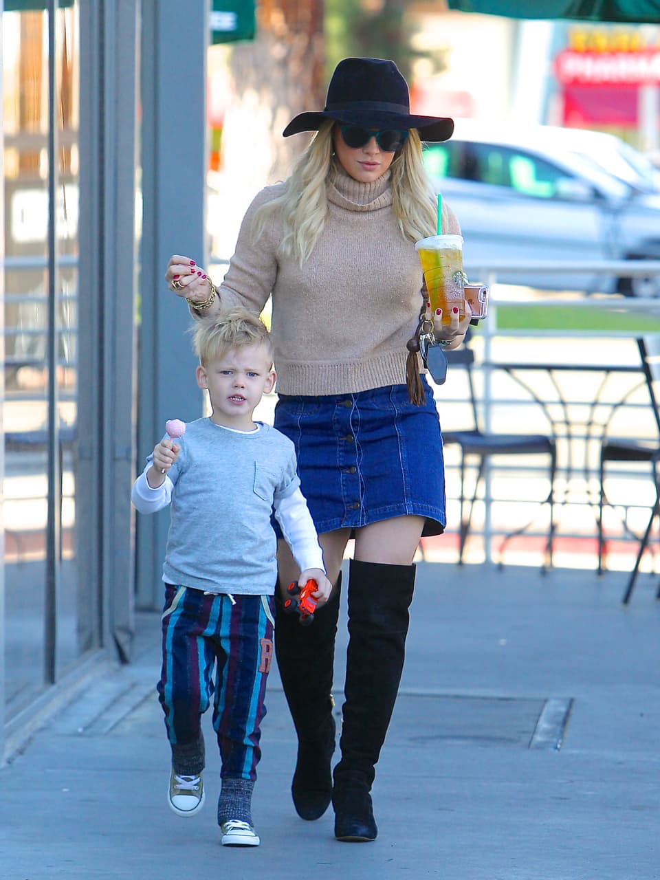 Mientras, la famosa disfrutaba de un rico té.