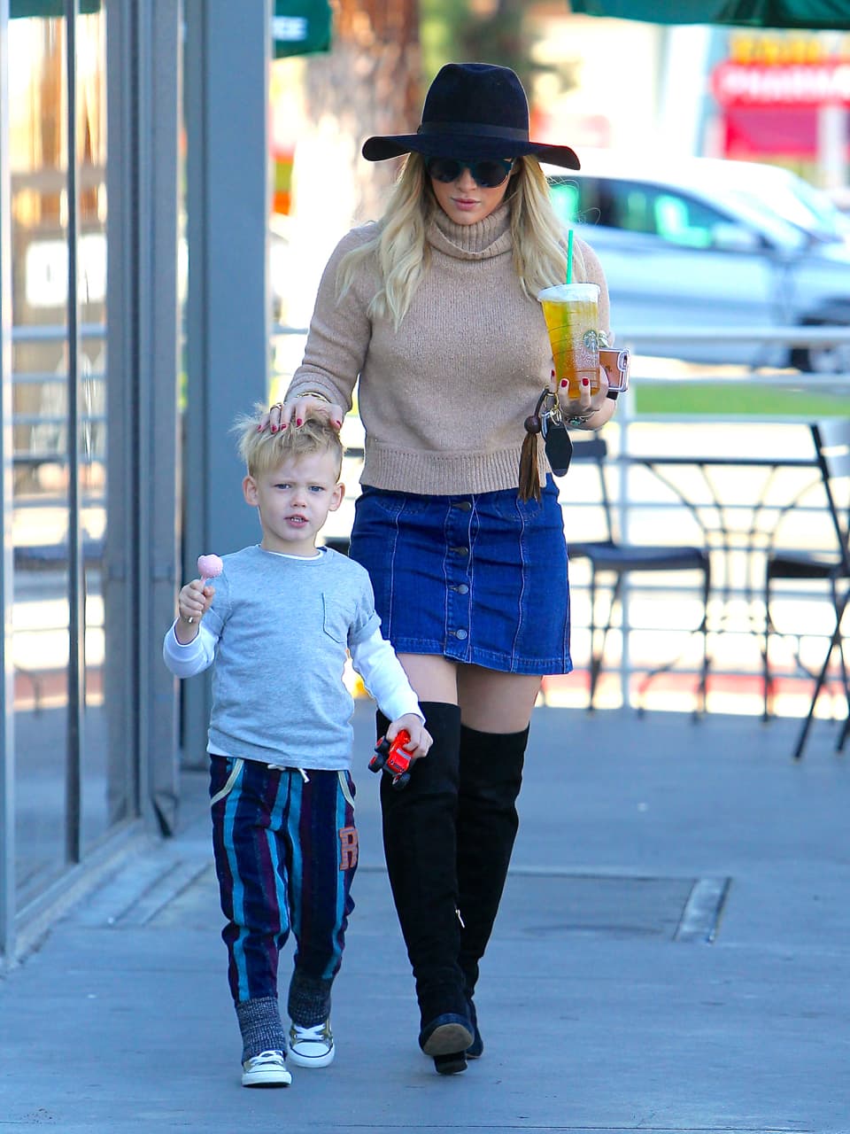 El pequeño cargaba un carrito de juguete y una paleta.