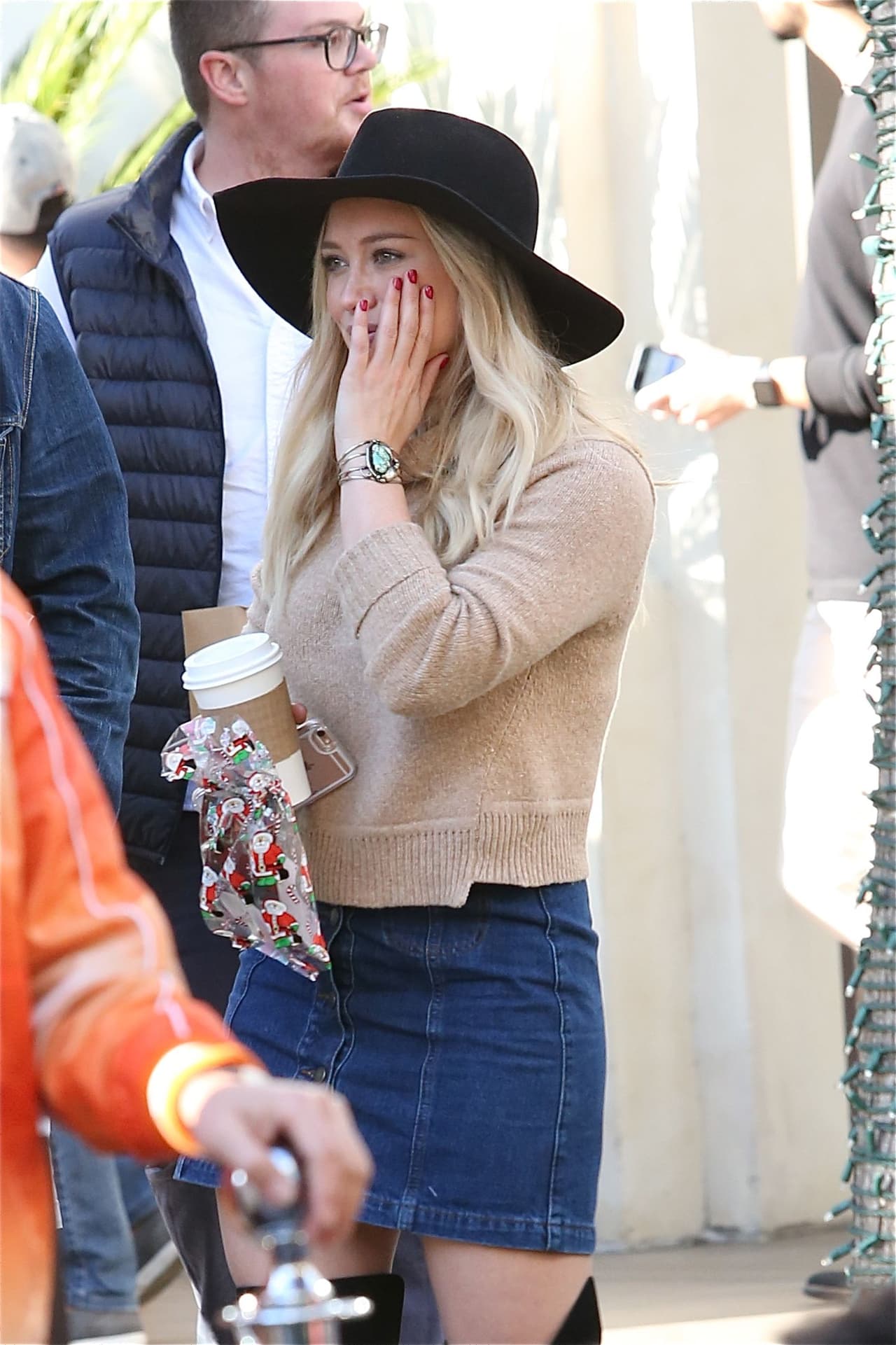 Feliz viendo a Luca corriendo por todos lados.