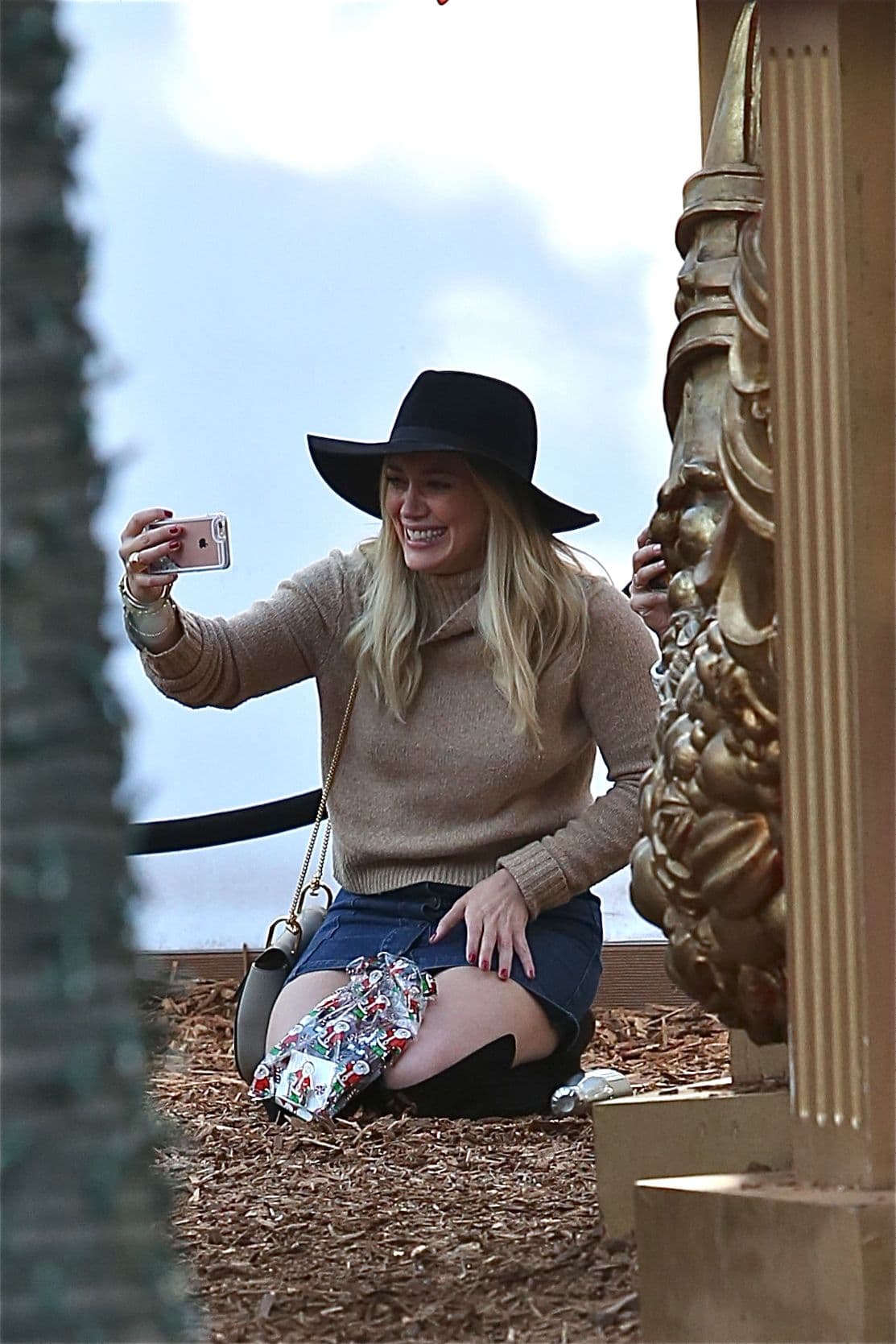 Hilary sacaba fotos de Luca con personajes de Navidad.