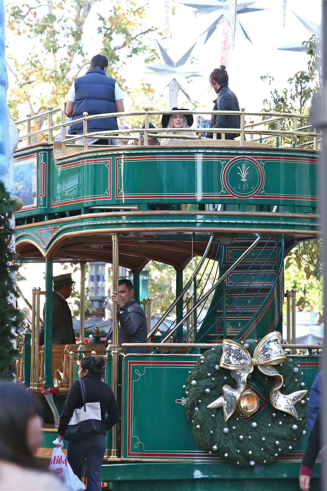 El papá también estaba atento al chiquito.