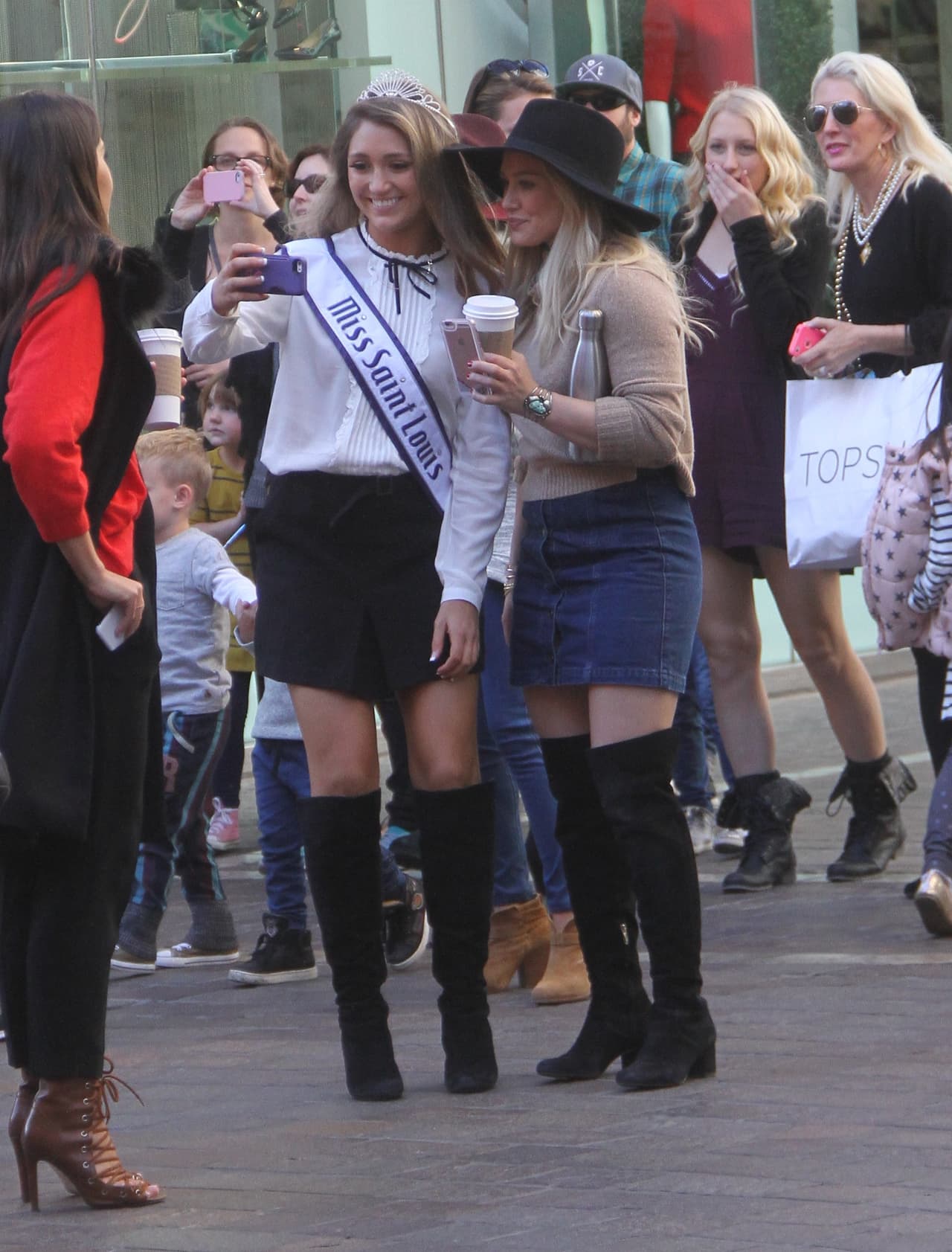 Una concursante de belleza reconoció a Hilary y le pidió foto.