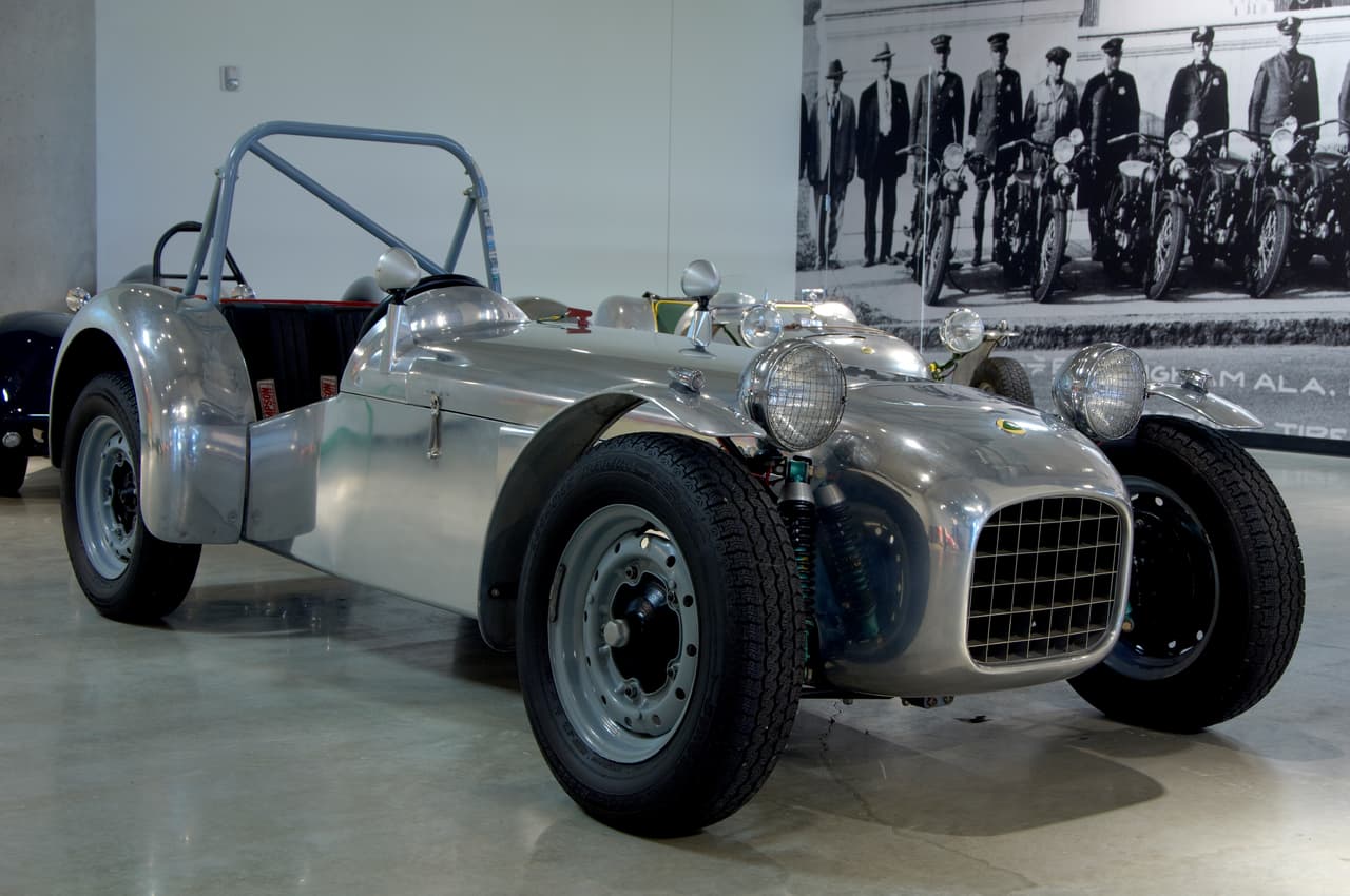 <b><u>Lotus Mark VI (1952-1955)</u></b>
<br>El Mark 6 de 45 hp y 431 kg fue el primer vehículo de Lotus fabricado en volumen. Este carro uso su propia arquitectura, este fue el momento en que Lotus se establece como un fabricante de carros. El primer Mark 6 contaba con guardafangos posteriores que fueron eliminados rápidamente. Consiguió el segundo puesto en su primera participación en una carrera el 5 de Julio de 1952, dominaron hasta 1955.