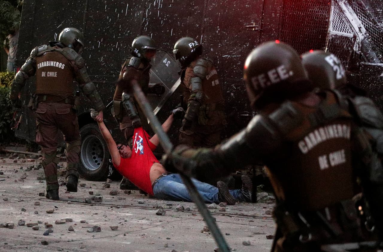 La oficina liderada por Bachelet también recibió “relatos aislados” de ejecuciones simuladas por parte de Carabineros y militares y las plasmó en el informe, como la de este hombre de 28 años: “El Ejército me tiró al suelo, sentí golpes con la culata de un arma en mi cabeza y columna vertebral. Cuando nos subimos al vehículo militar, nos seguían golpeando y dijeron: ‘Llevémoslos al cuartel y veamos cuánto duran con la electricidad’. Les suplicamos que nos dejaran ir. Nos sacaron en la oscuridad y pude reconocer que estábamos en la parte de atrás del cementerio. Nos ordenaron poner nuestras caras contra la pared del cementerio. Había unos doce soldados detrás de nosotros, que cargaron sus armas. Nos hicieron gritar ‘perdóname, Chile’. En ese momento, pensé que nos iban a disparar. Lloramos, nos tomamos de las manos y nos despedimos”.