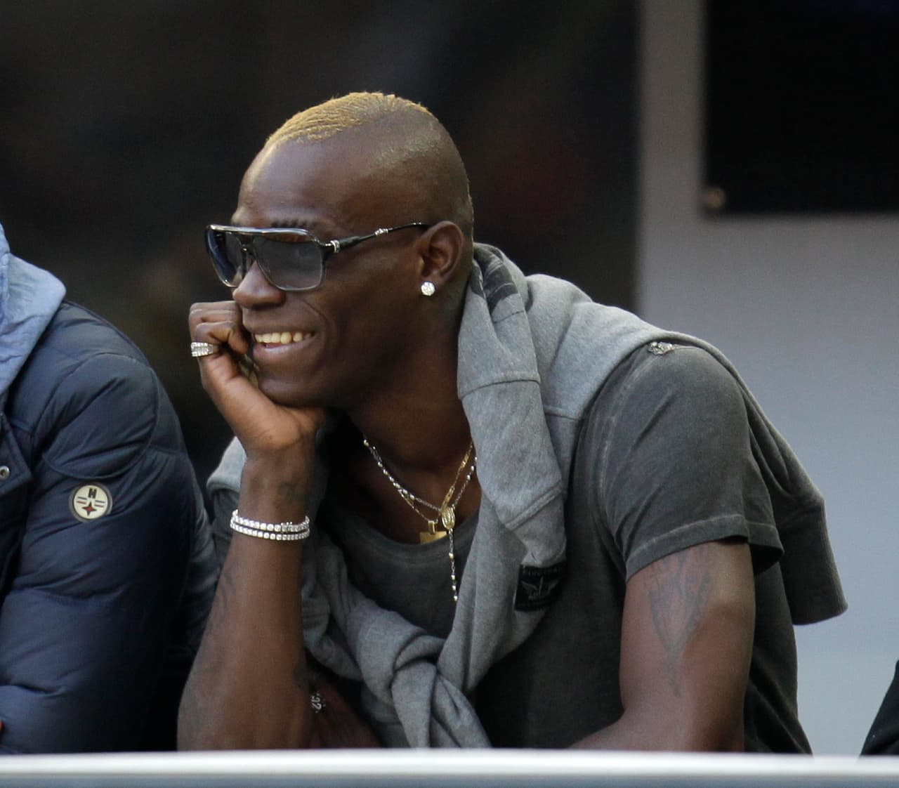 Un policía lo detuvo por exceso de velocidad y al revisar al jugador se dio cuenta que traía mucho efectivo en el asiento del copiloto, al cuestionar por qué llevaba tanto dinero el jugador respondió: ‘Porque soy rico’.