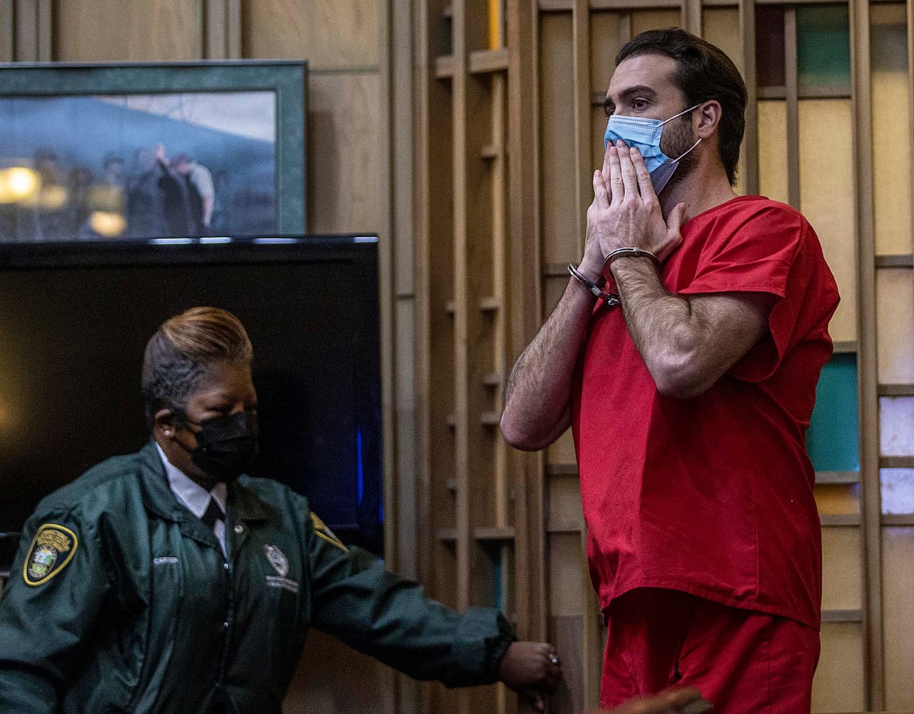 Cuando acabó la sesión, Lyle se levantó del banquillo y trató de despedirse de sus familiares enviándoles un beso. Él estaba a unos cuantos pies de distancia de ellos, pero no se le permitió acercarse.