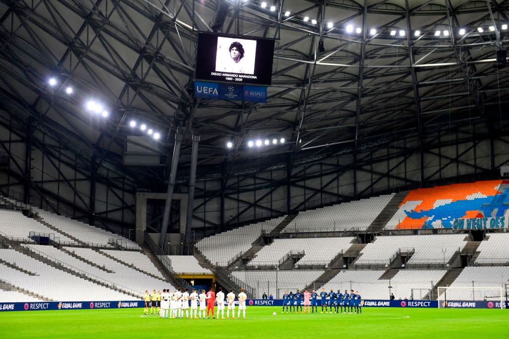 Jugadores del Porto y del Marseille presentaron sus respetos hacia Diego Maradona a través del minuto de silencio.