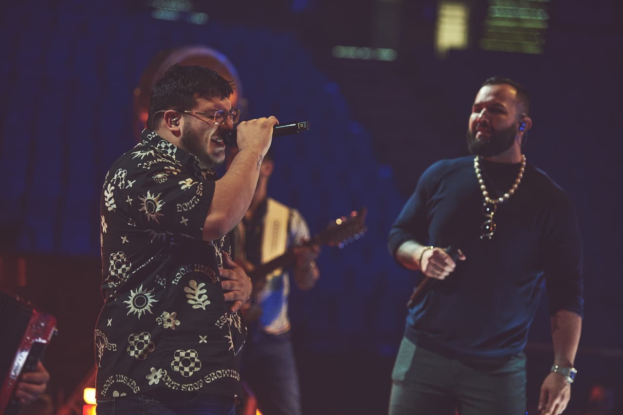 A Pepe lo acompañaron los artistas del regional mexicano
<b>Grupo Frontera</b> y
<b>Carín León, </b>quien presenta en estos Latin AMAs su más reciente hit ‘Mil Maneras De Morir’, y ‘Que Vuelvas’, por primera vez en TV con la agrupación.