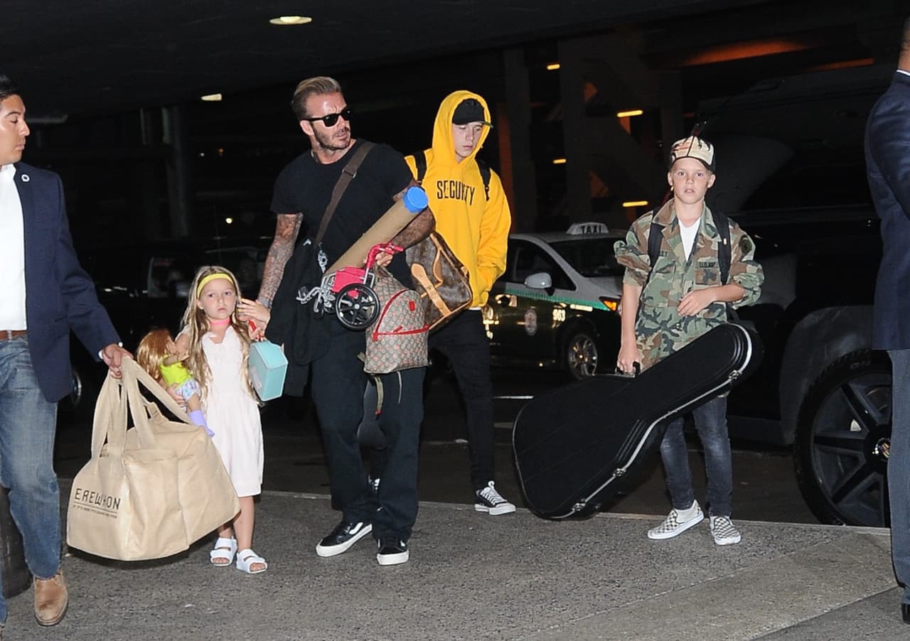 Sus hermanitos también iban en el grupo; Mientras Brooklyn bajó la cabeza dentró de su sudadera amarilla, mientras el pequeño Romeo llevaba el estuche de su guitarra.