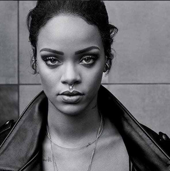 Otra de las celebridades que ha sido víctima de piratas cibernéticos es Rihanna. Según información de People en Español, en 2014 la intérprete de 'Umbrella' sufrió el robo de una serie de imágenes en las que aparecía desnuda.