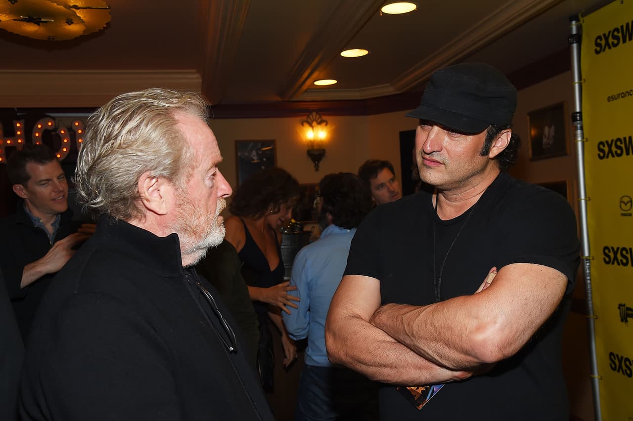 Aquí Scott platicando con el cineasta Robert Rodriguez.