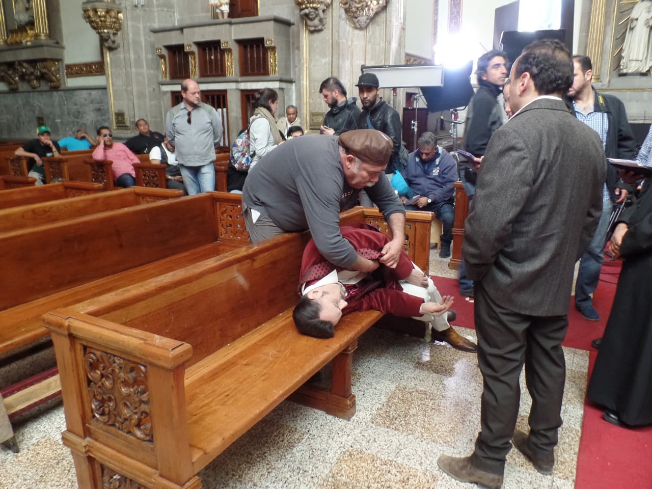 El Detective Ayala y Dagoberto acudieron a la llamada del Padre para investigar la aparición de un muerto en la iglesia. Así fue como se grabó la escena.