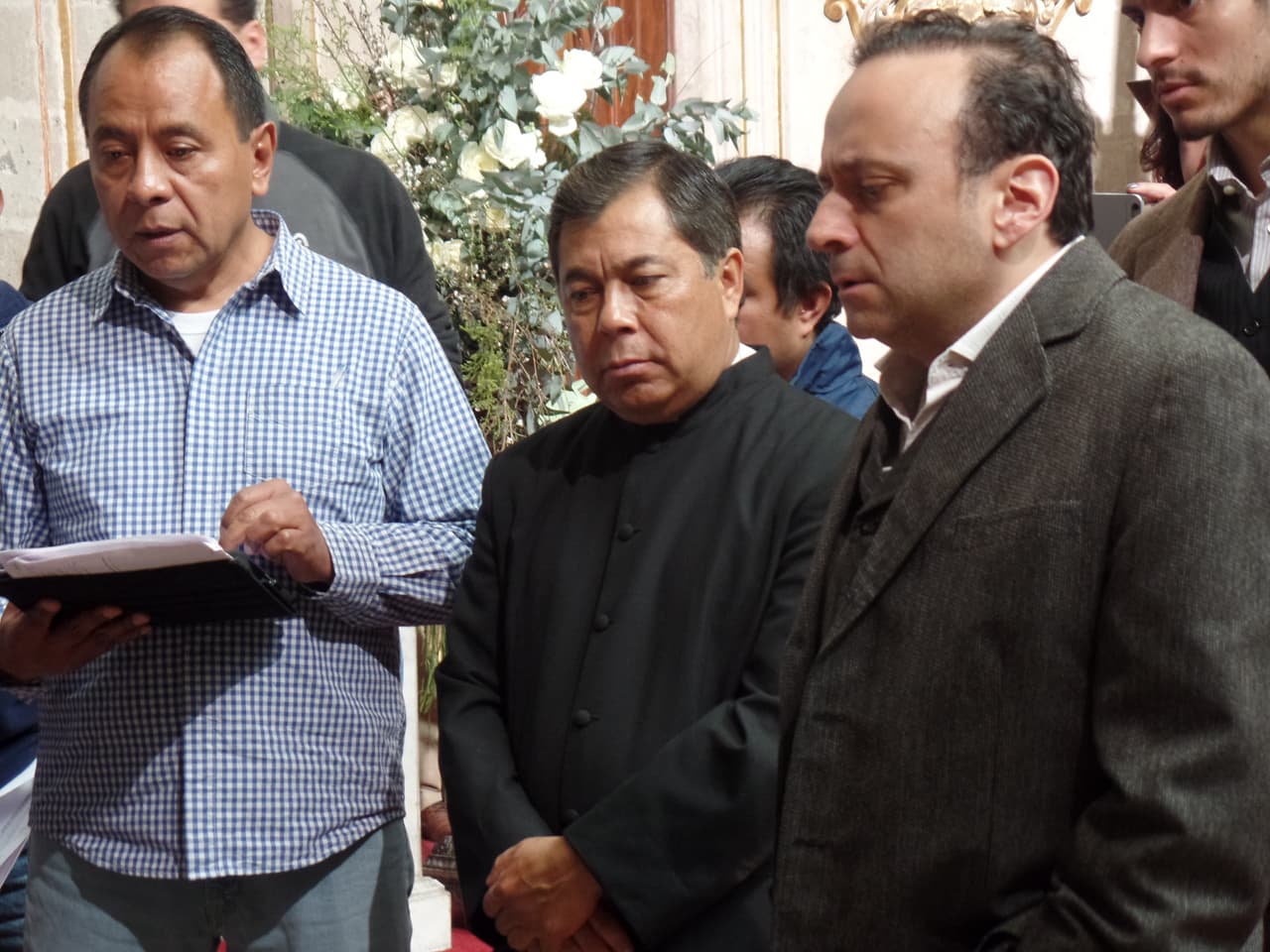 Lalo España estaba muy atento a las indicaciones de la directora de escena.