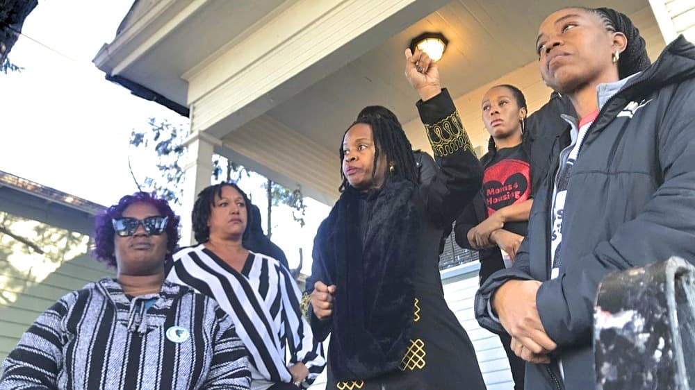 Madres de Oakland que fueron desalojadas alcanzan acuerdo para comprar la casa que ocuparon ilegalmente