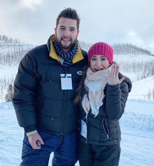 David Anguiano contó cómo fue la entrega del anillo de compromiso: "Me animé a tomar esta decisión, fuimos de vacaciones a Nuevo México, Estados Unidos, para esquiar. Como Naidelyn no había ido hice plan de pareja, pero ella no sabía que yo en realidad en esa montaña le iba a entregar el anillo de compromiso [...]".