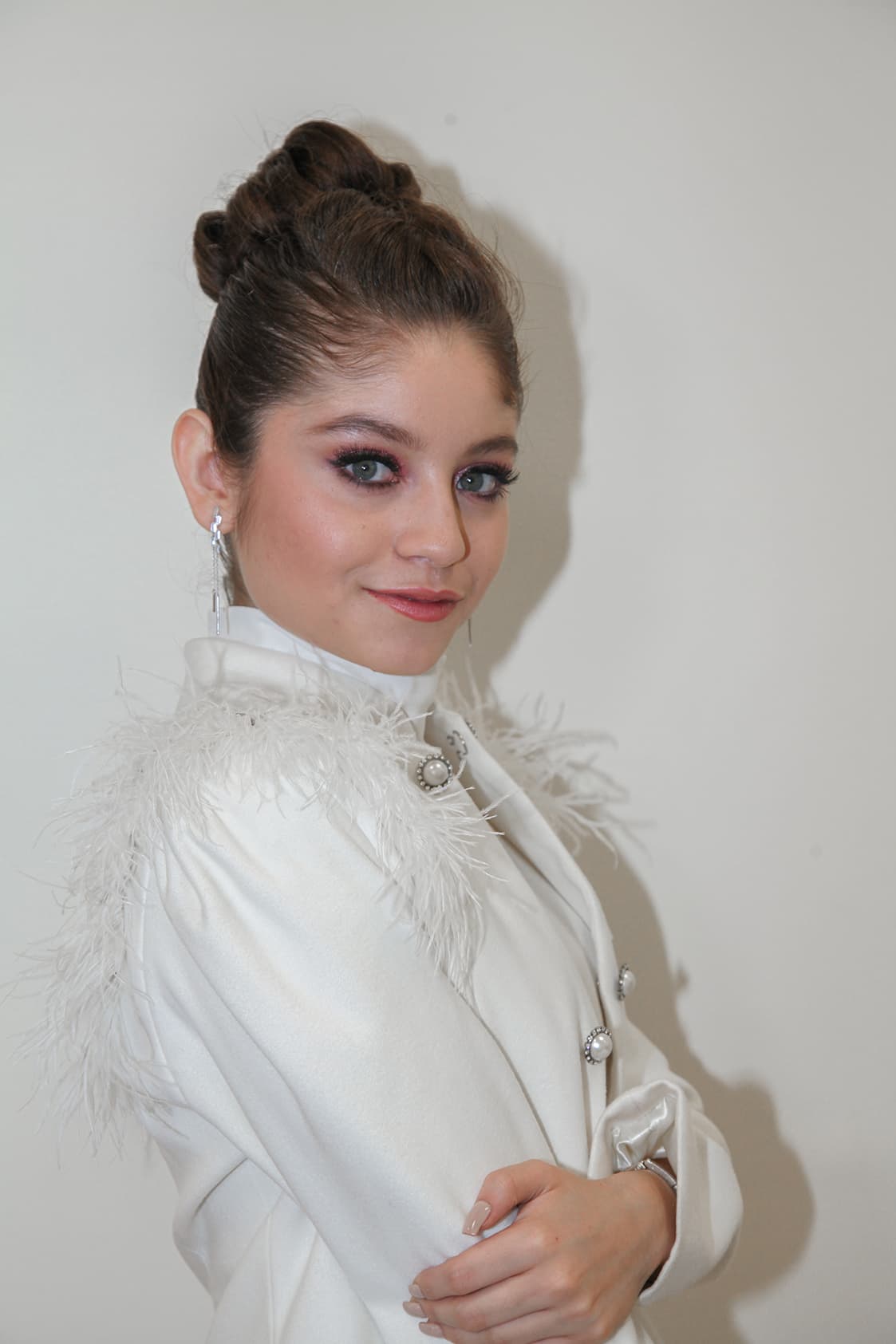 De acuerdo con Karol, "para este look nos basamos un poco en la Met Gala, me gustó mucho la alfombra roja y de ahí tomamos la idea de plumas a morir".
<br>