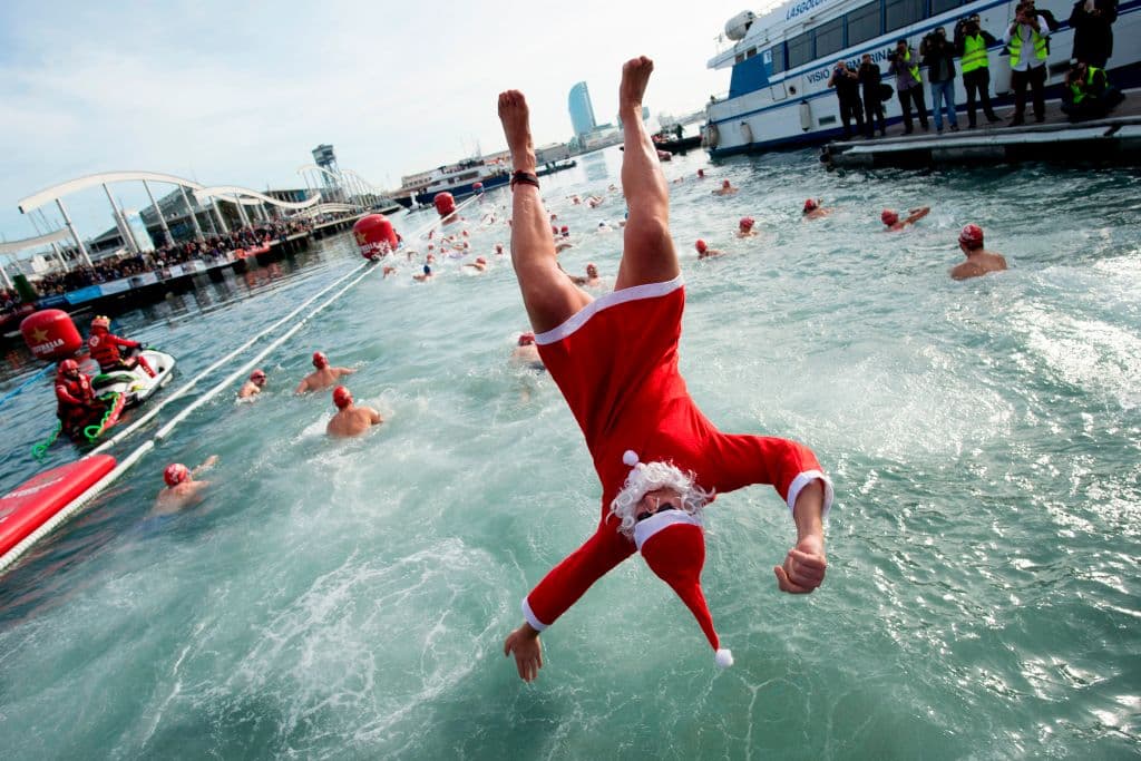 La edición número 109 de la competencia de natación 'Copa Nadal' en el Port Vell de Barcelona, España, este 25 de diciembre. La tradicional carrera de 200 metros congregó a más de 300 participantes en la vieja marina de la ciudad.