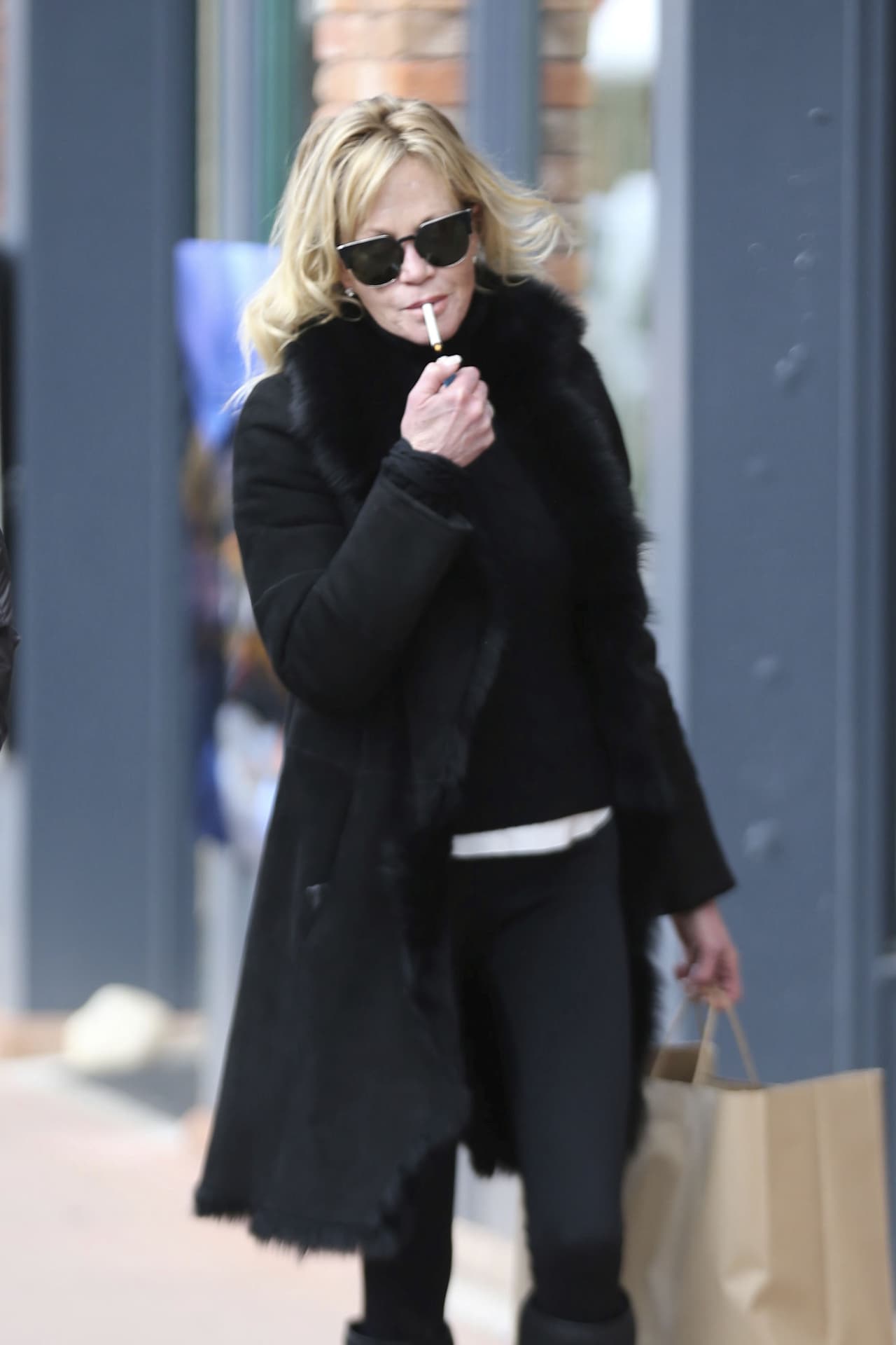 Melanie Griffith no se oculta a la hora de fumar.