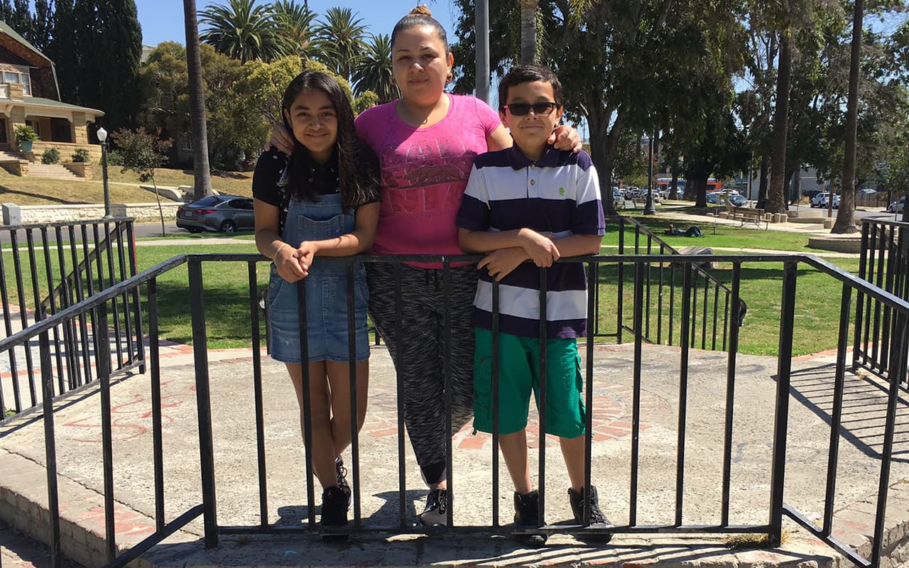 Estos niños cruzaron solos la frontera huyendo de la violencia, pero llegaron al nido de las pandillas en Los Ángeles