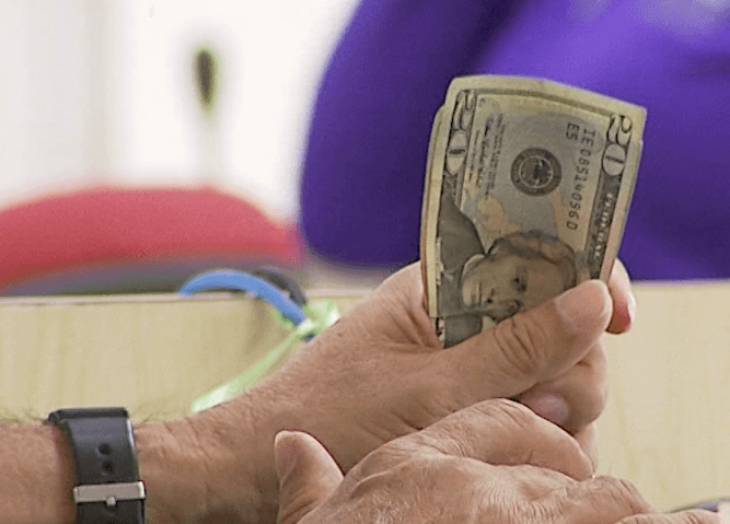 No tenga grandes cantidades de dinero en efectivo para hacer sus compras.
<br>
<br>