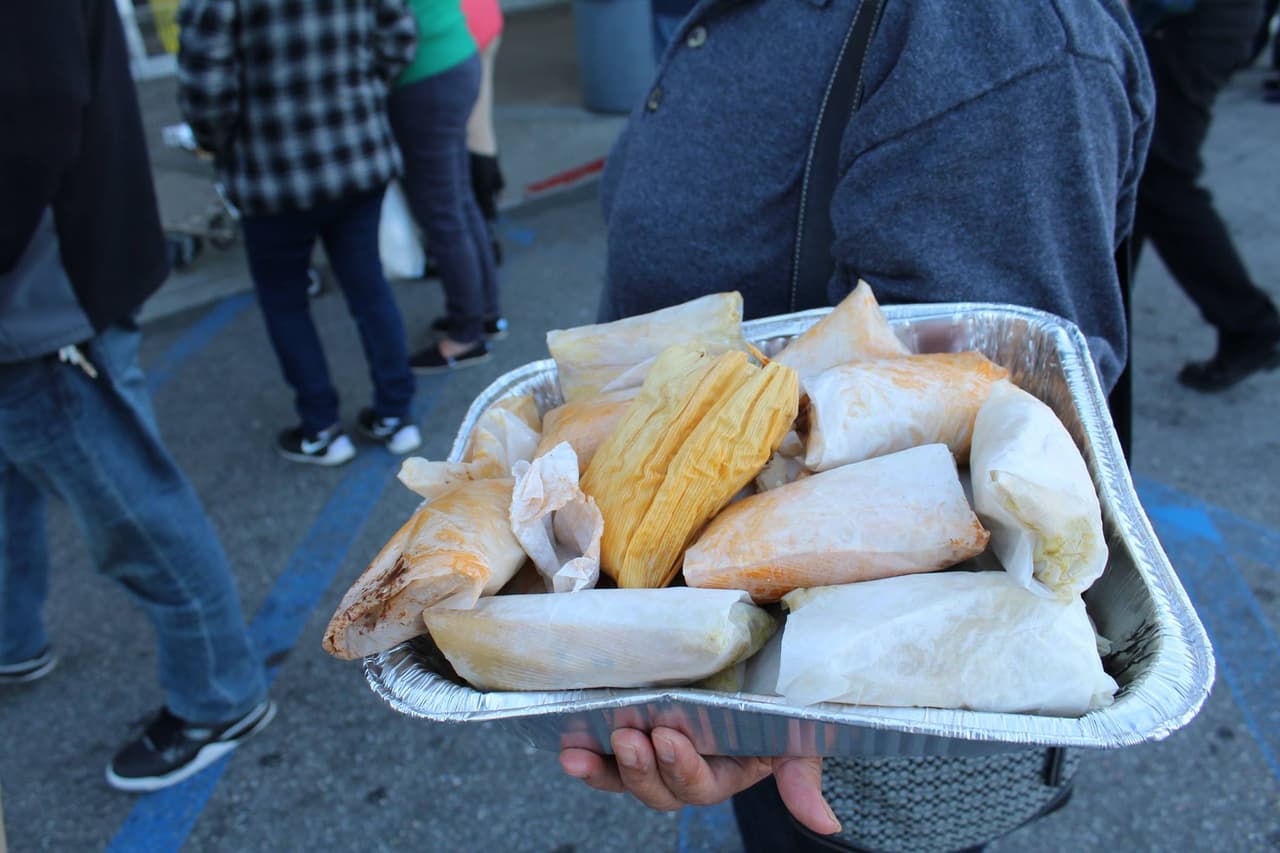 Clientes reclaman a la entrada de La Amapola por la masa para tamales en mal estado.
