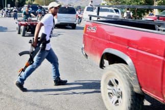 Autoridades mexicanas y líderes ciudadanos pactaron el calendario para el desarme de esas agrupaciones civiles.