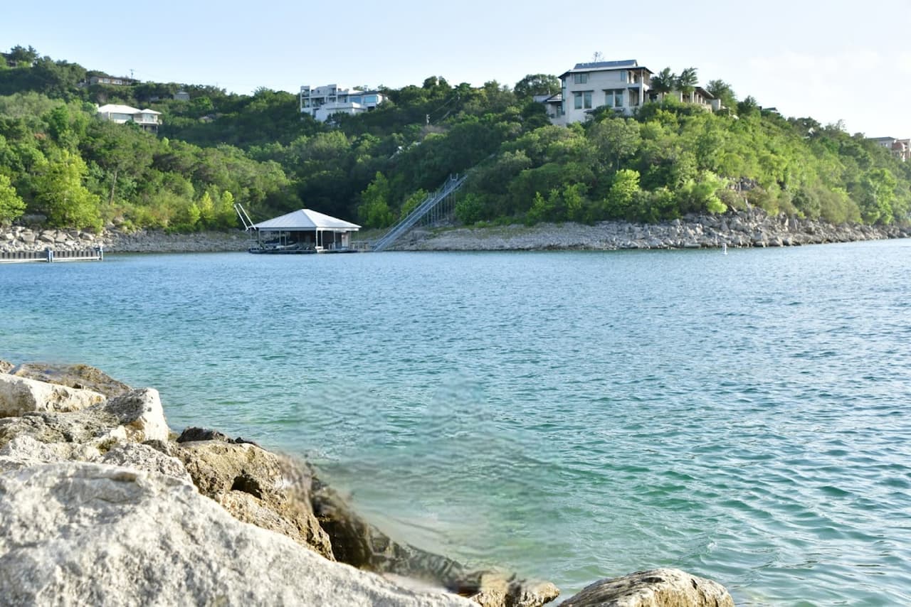 <h2 class="cms-H2-H2">Tom Hughes Park</h2>
<br>
<br>Un lugar excelente para nadar, tomar el sol o solamente observar atardeceres en el Lago Travis.