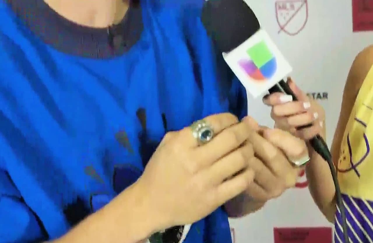 La situación se puso al rojo vivo cuando nuestra conductora le pidió que le enseñara su anillo de casado, y es que Prince Royce no lo llevaba puesto.
<br>