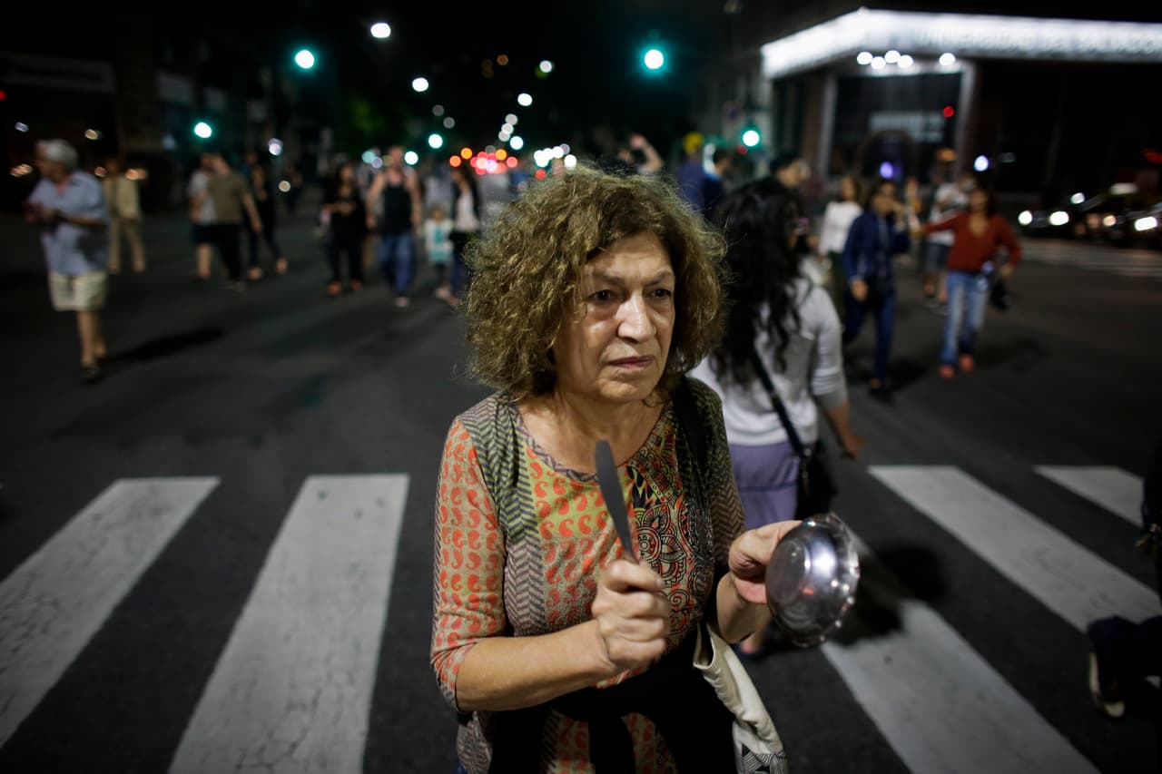 Por la noche había calma en los alrededores del Congreso, pero en varios puntos de la capital ciudadanos golpeaban cacerolas y cortaban calles en rechazo al proyecto.