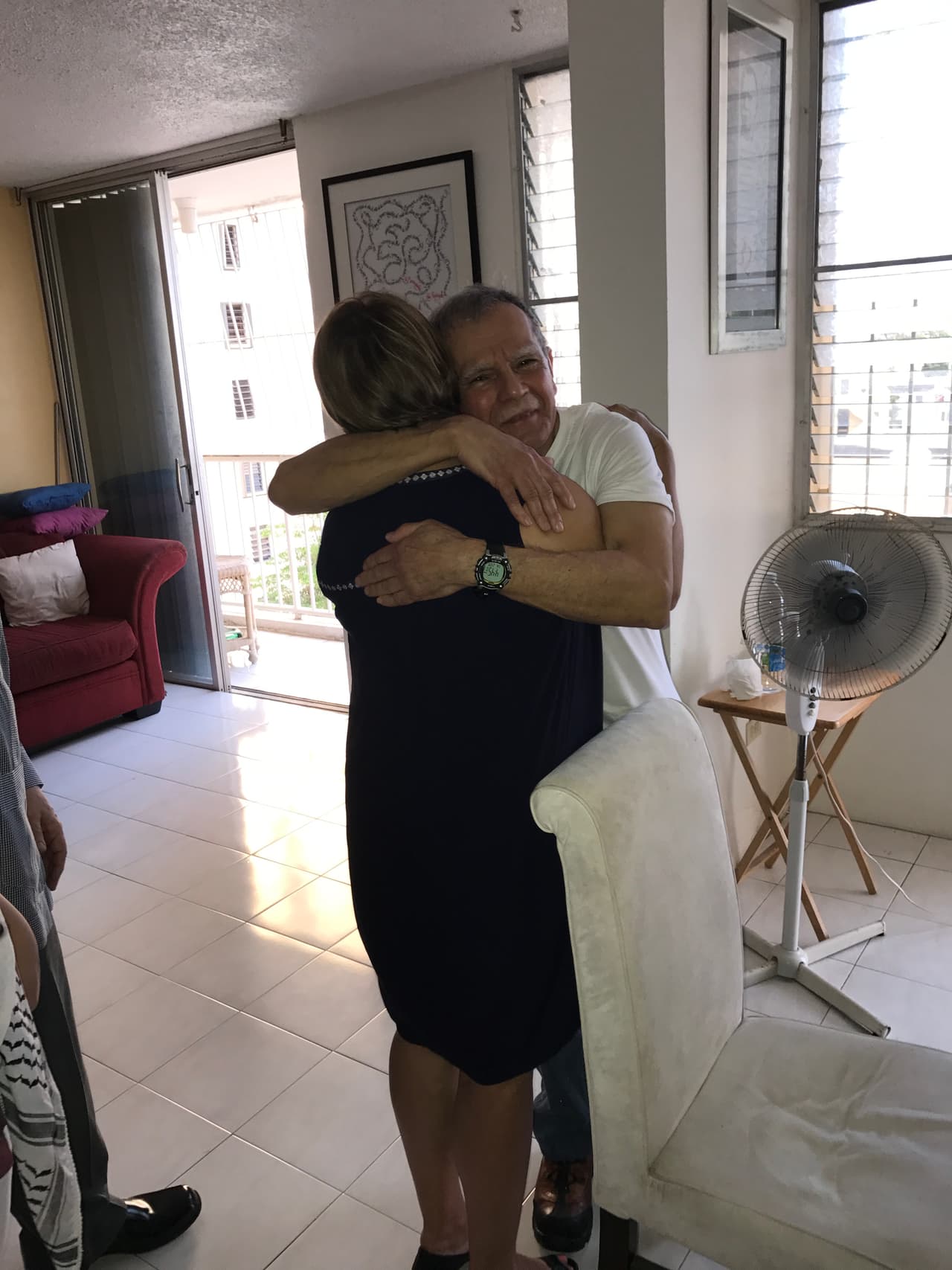 Abrazos es lo que más ha dado Oscar desde que volvió a casa luego de casi 36 años preso en EEUU.