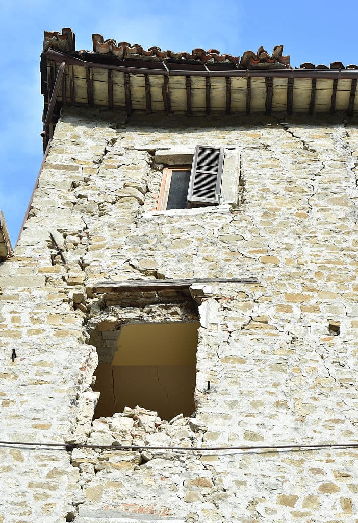 Viejas casas de Arquata del Tronto afectadas por el terremoto