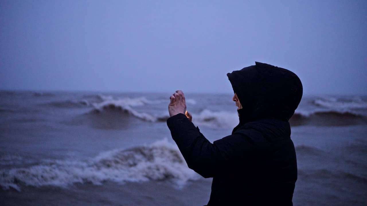 Las condiciones del tiempo no detuvieron a residentes de Chicago que querían capturar en fotos y video las increíbles imágenes que el Lago Michigan ofrecía. Sin embargo, eso no fue todo. El fuerte oleaje provocó el cierre de algunas partes de Lake Shore Drive, donde el agua llegó a impactar fuertemente. Además, en algunos vecindarios, el agua provocó daños materiales a estructuras.