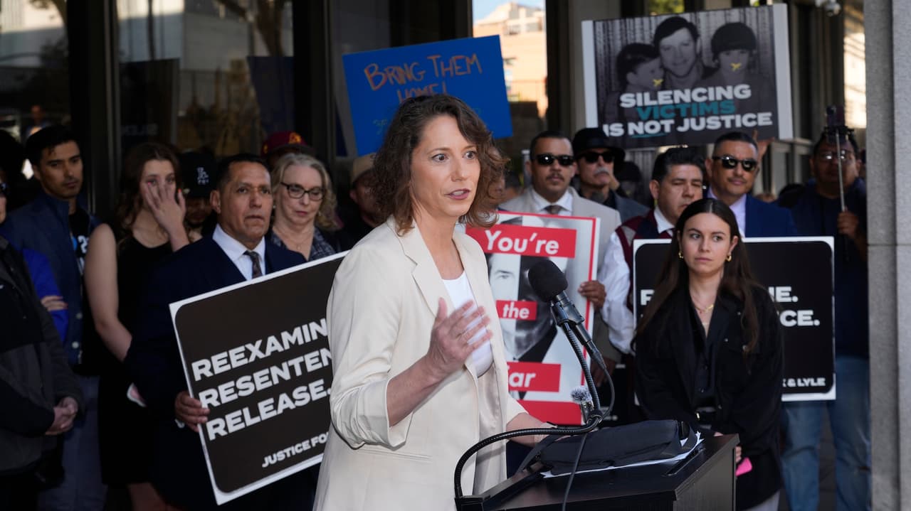 Anamaria Baralt, otro prima de los Menéndez, afirmó que ellos ya asumieron su responsabilidad y reconocieron sus errores. Además, dijo que la familia no tiene intención de cambiar su postura: "No permitiremos que reescriba la historia", declaró sobre Hochman. "Eso sería ceder ante su verdad".