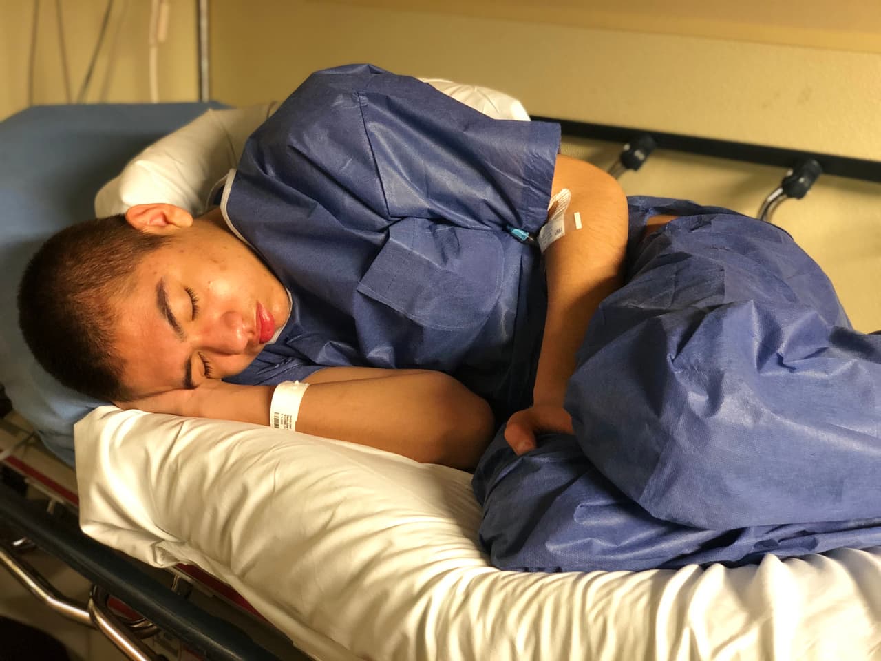 Julián fue diagnosticado con escoliosis a sus trece años, una enfermedad degenerativa de la espalda.
<br>