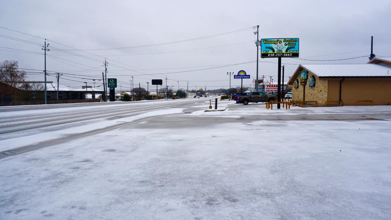 Debido a las condiciones actuales de lluvia helada por la tormenta invernal que azota al estado, el Departamento de Transportación de Texas (TxDOT) ha cerrado algunas vías públicas.